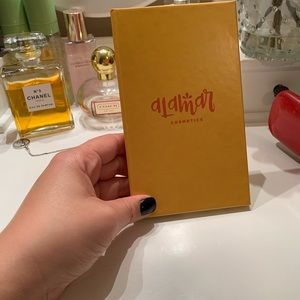 Alamar cosmetics eyeshadow palette.